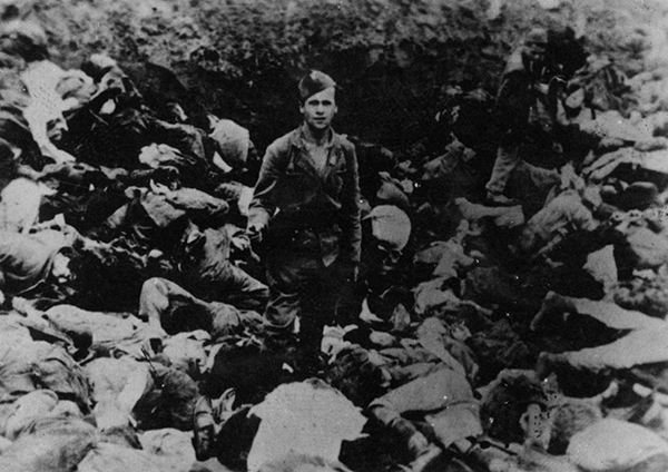 Злочин хрватских усташа у Санском Мосту 1941. године – гомила побијених Срба и њихов џелат, усташки злочинац звани „Кљако” из Љубушког. У Санском Мосту хрватске и муслиманске усташе побиле су само 1941. године око 6000 српских цивила.