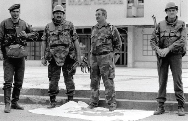 Полковник Новица Симич с товарищами в освобожденной Модриче