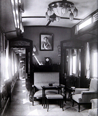 Внутренний вид салон-вагона поезда, в котором Николай II подписал отречение от престола [Изоматериал] : [фотография]. - Псков, 1917